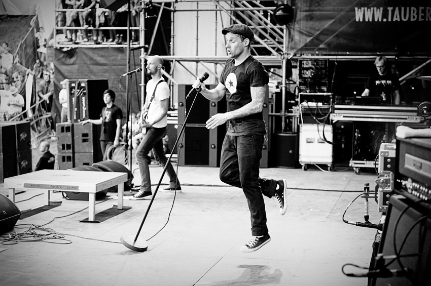 Unser Fotograf Michael Grein war bei den Donots auf der Bühne ... – Donots, Taubertal 2011