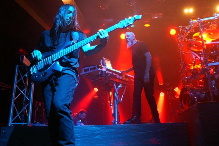 Mit neuem Drummer und beim einzigen Schweizer Clubgig im Komplex 457. – Fun at work: Dream Theater.