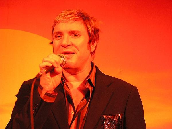 Duran Duran – Die Pop-Opas, gut aufgelegt und pünktlich zum Comeback, auf der Berliner Popkomm 2004. – "Guten Tag, Berlin": Sänger Simon Le Bon