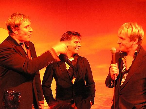 Duran Duran – Die Pop-Opas, gut aufgelegt und pünktlich zum Comeback, auf der Berliner Popkomm 2004. – Kleine Mätzchen unter Freunden