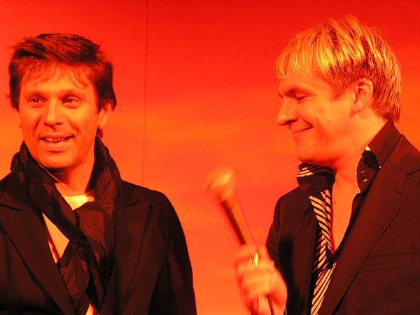 Duran Duran – Die Pop-Opas, gut aufgelegt und pünktlich zum Comeback, auf der Berliner Popkomm 2004. – Nick mit Drummer Roger Taylor