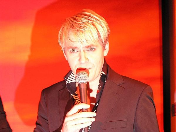 Duran Duran – Die Pop-Opas, gut aufgelegt und pünktlich zum Comeback, auf der Berliner Popkomm 2004. – "Wir sind wieder da": Keyboarder Nick Rhodes