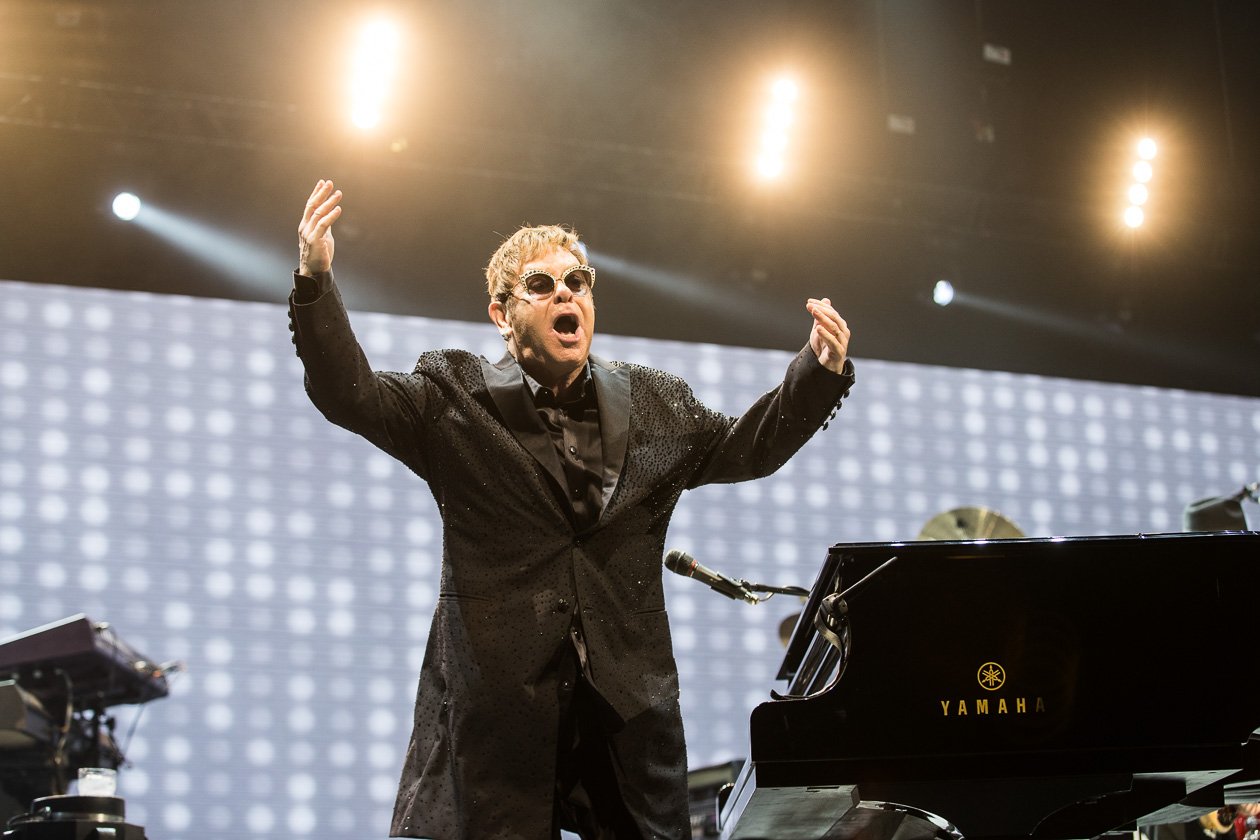Elton John – Wenn sich der Brite ankündigt, ist die Hütte rappelvoll. – Elton.