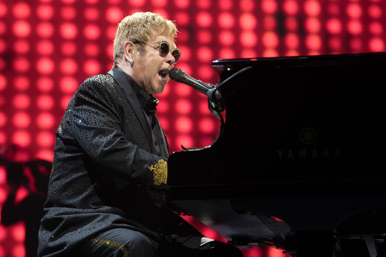 Elton John – Wenn sich der Brite ankündigt, ist die Hütte rappelvoll. – Auf Europatour.