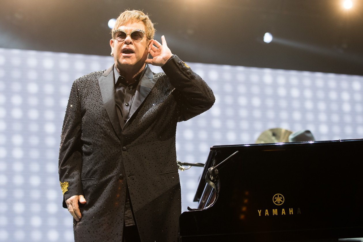 Elton John – Wenn sich der Brite ankündigt, ist die Hütte rappelvoll. – Louder!