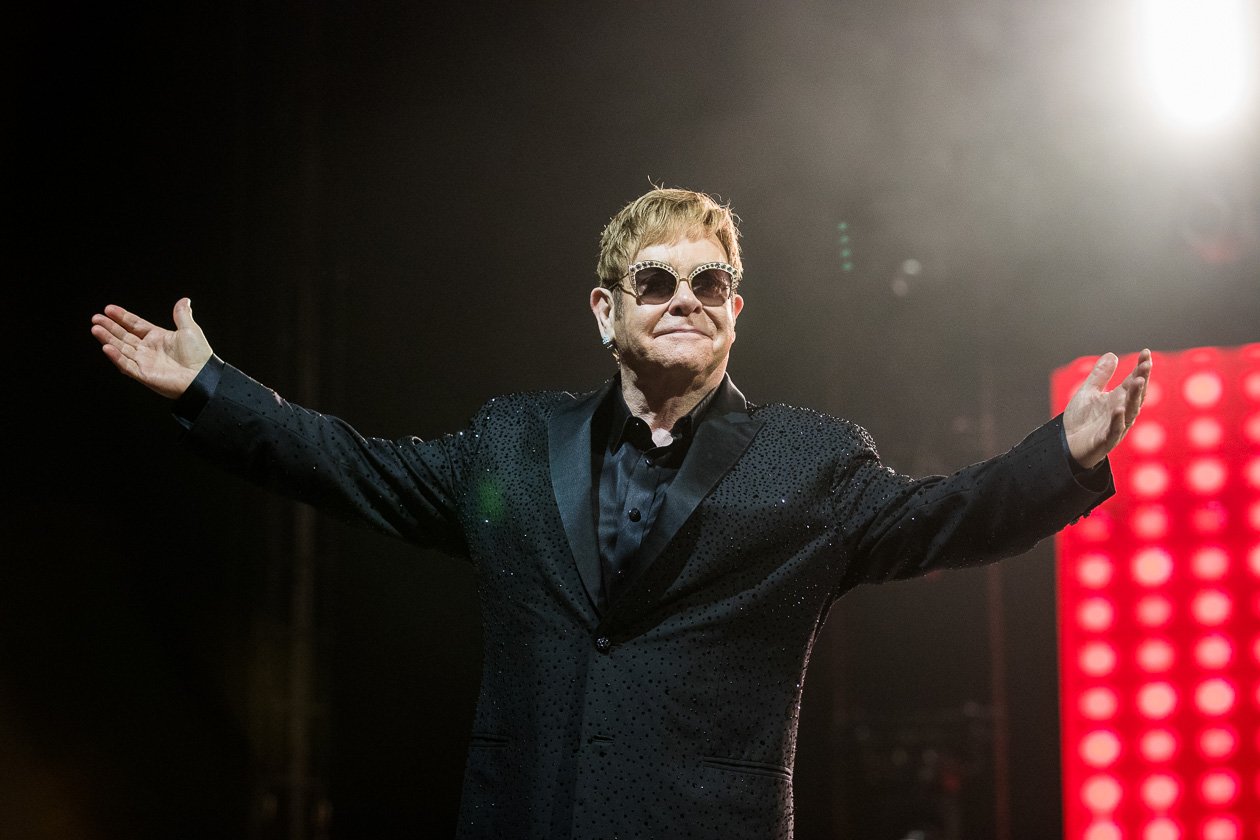 Elton John – Wenn sich der Brite ankündigt, ist die Hütte rappelvoll. – Rocket Man!