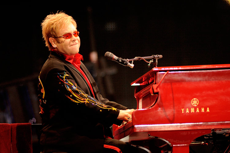 Elton und sein rotes Piano begeistern 8000 Zuschauer in Düsseldorf. – Elton John live in Düsseldorf.