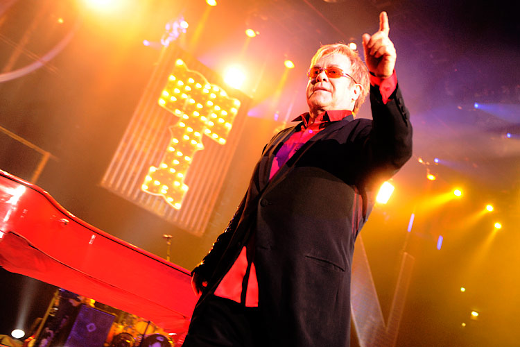 Elton John – Elton und sein rotes Piano begeistern 8000 Zuschauer in Düsseldorf. – ... grüßt und ...