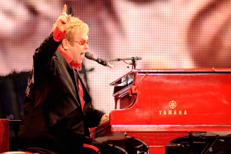 Elton John – Elton und sein rotes Piano begeistern 8000 Zuschauer in Düsseldorf. – ... Keyboaders Guy Babylon, der im September 2009 verstarb.