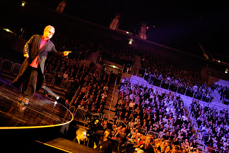 Elton John – Elton und sein rotes Piano begeistern 8000 Zuschauer in Düsseldorf. – Pünktlich wie immer kommt Sir Elton um 21:00 auf die Bühne ...