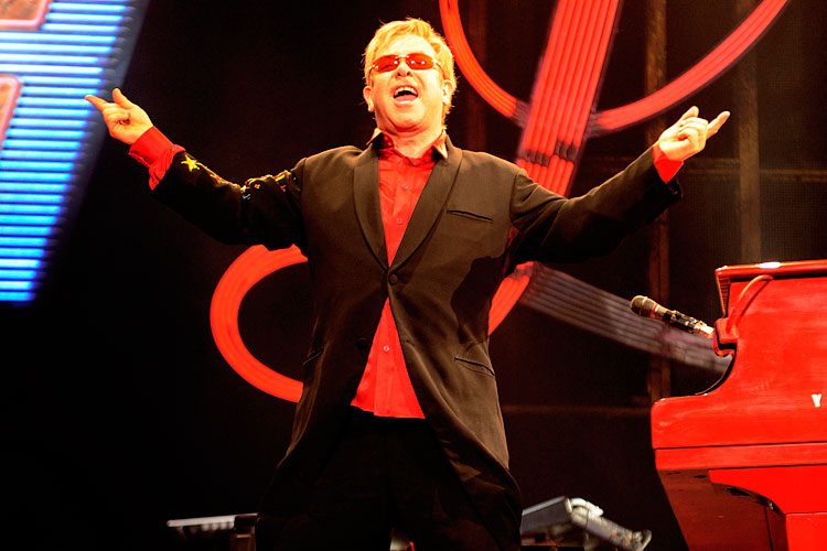 Elton John – Elton und sein rotes Piano begeistern 8000 Zuschauer in Düsseldorf. – ... verneigt sich vor seinem Publikum.