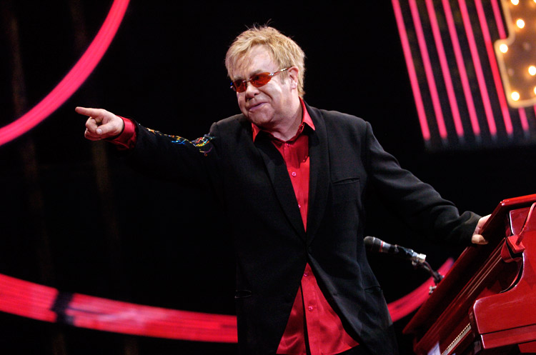 Elton und sein rotes Piano begeistern 8000 Zuschauer in Düsseldorf. – Elton John zu Gast in Düsseldorf: 8000 kamen, um ihn zu sehen.