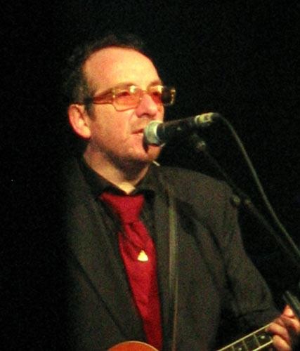 Elvis Costello am 6.7.2005 live beim Zeltfestival Konstanz. – 