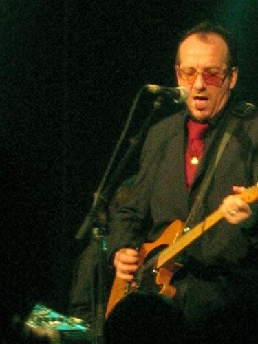 Elvis Costello am 6.7.2005 live beim Zeltfestival Konstanz. – 