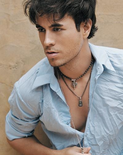 Enrique Iglesias – Wie schön ist Enrique wirklich? – als Latin-Pop-Pin-up!