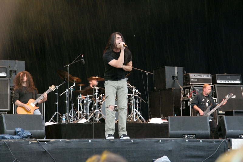 Trotz Regen eine der am meisten beachteten Bands auf dem Festival. – Fates Warning