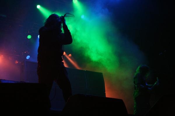 Fear Factory – Bräuchten auf der Bühne fast ne Taschenlampe. – 