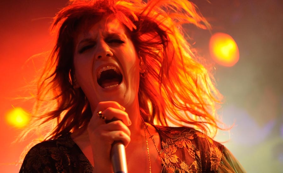 Florence And The Machine – Florence Welch lässt Blumen sprechen. – Florence Welch live