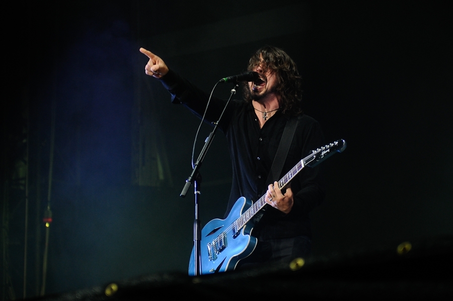 Foo Fighters – In Neuhausen ob Eck fegten Dave Grohl und Co. das schlechte Wetter hinweg. – Grohl.