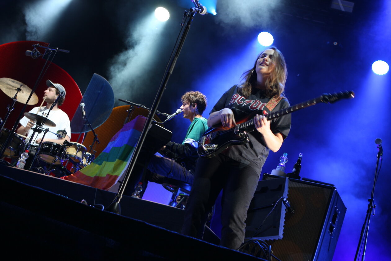 Sommer, Sonne, Party im Bodenseestadion mit Kraftkluv, AnnenMayKantereit, Juju, Provinz, Faber u.a. – Voller Einsatz an Gitarre, Klavier und Schlagzeug.