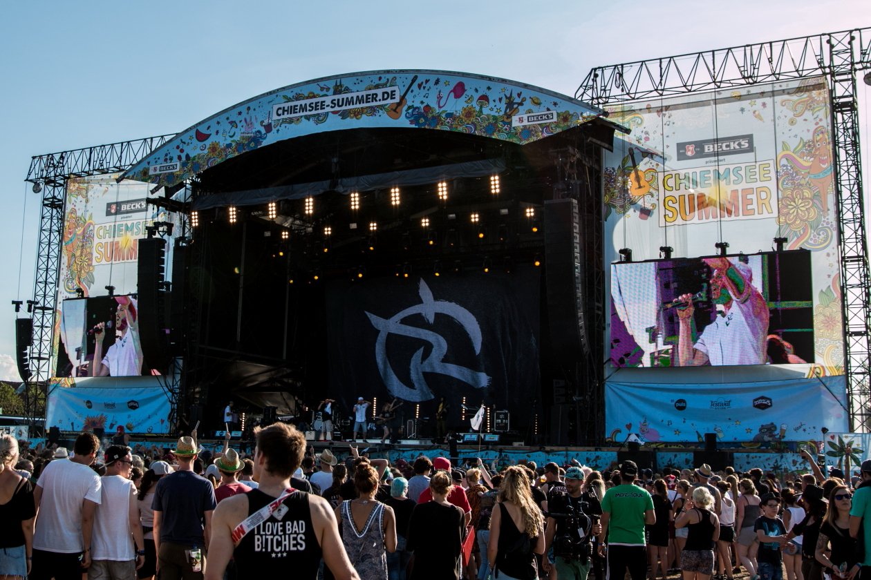 Vier Tage lang Party vor malerischer Bergkulisse mit Billy Talent, Beginner, Casper, The Offspring, Scooter, Biffy Clyro etc. – Chiemsee-Bühne.