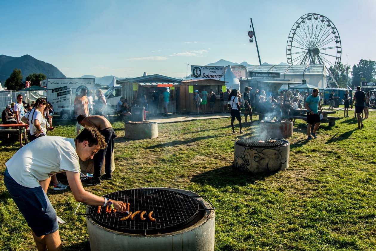 Vier Tage lang Party vor malerischer Bergkulisse mit Billy Talent, Beginner, Casper, The Offspring, Scooter, Biffy Clyro etc. – Noch eine kleine Stärkung ...