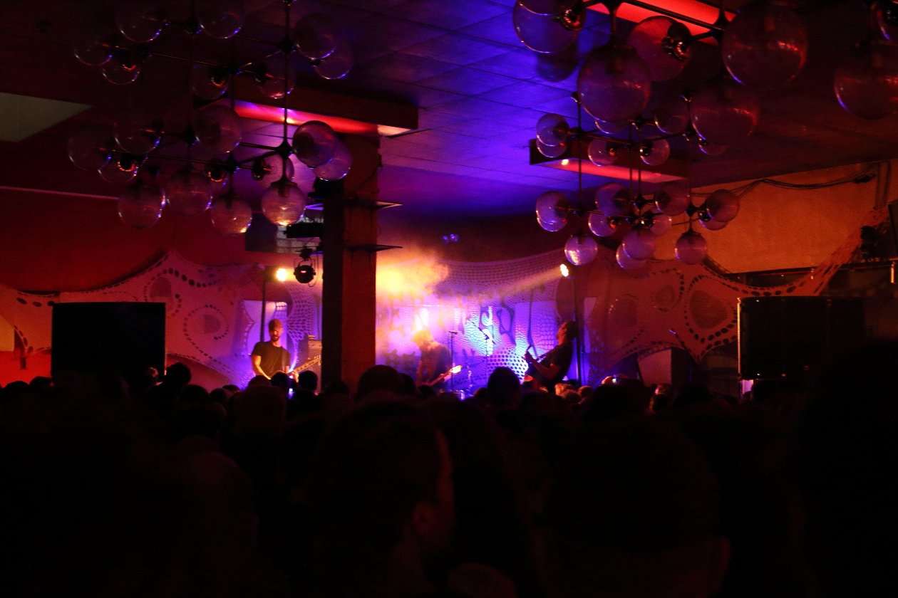 Drei Tage Stoner, Doom und Dämpfe auf dem Berliner RAW-Gelände. – Foyer Stage bei Tuber.