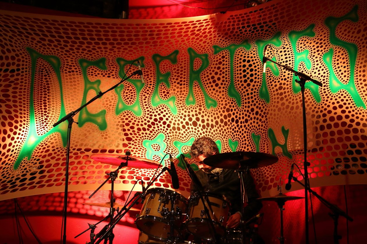 Drei Tage Stoner, Doom und Dämpfe auf dem Berliner RAW-Gelände. – Toundra beim Soundcheck.