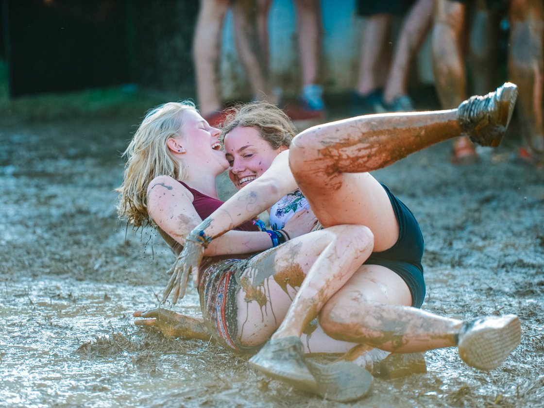 Das ganze Jahr über in den Clubs und auf Festivals unterwegs: Ausgewählte Bilder der laut.de-Fotografen. – Auch das Wetter schlug wieder Kapriolen (Southside).