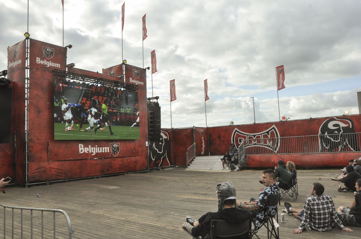 Impressionen und Atmosphäre vom belgischen XXL-Metaltreffen. – Fußball.