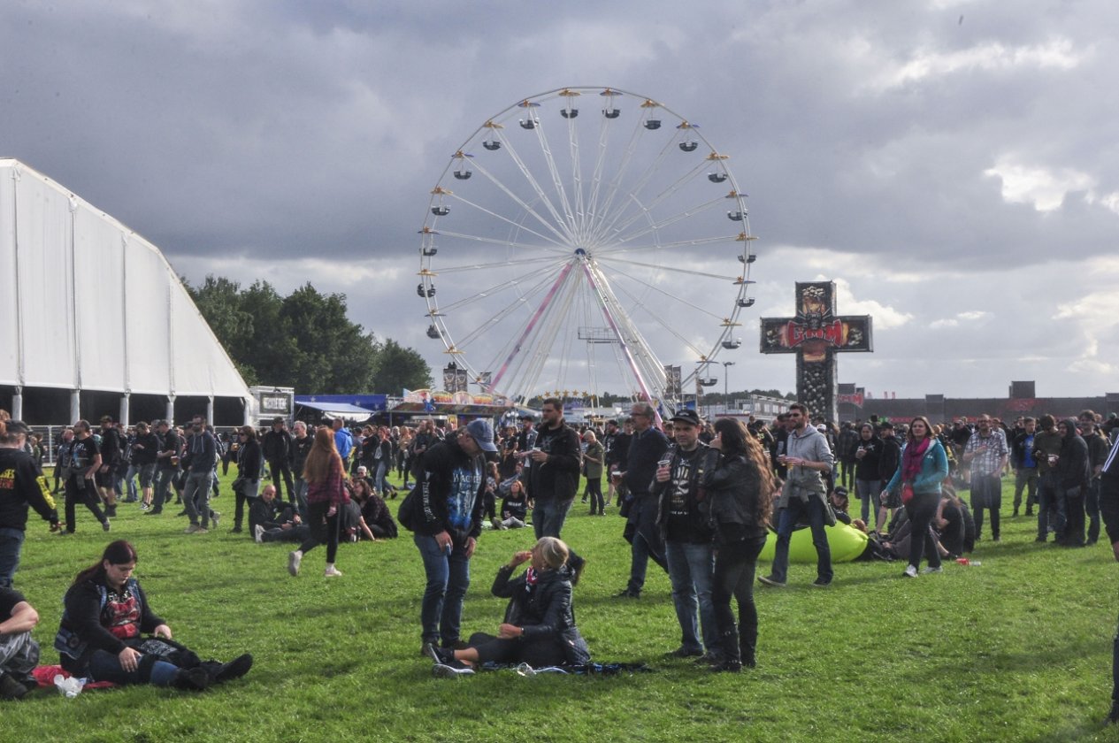 Impressionen und Atmosphäre vom belgischen XXL-Metaltreffen. – Riesenrad.