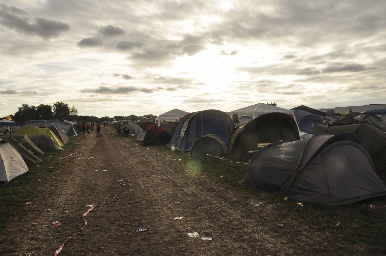 Impressionen und Atmosphäre vom belgischen XXL-Metaltreffen. – Zeltplatz.