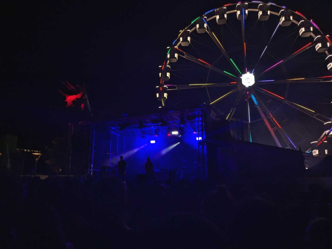 Techno-Legenden, Elektro-Sternchen, Sommer, Sonne direkt am Bodenseeufer. – Die Arena Stage.