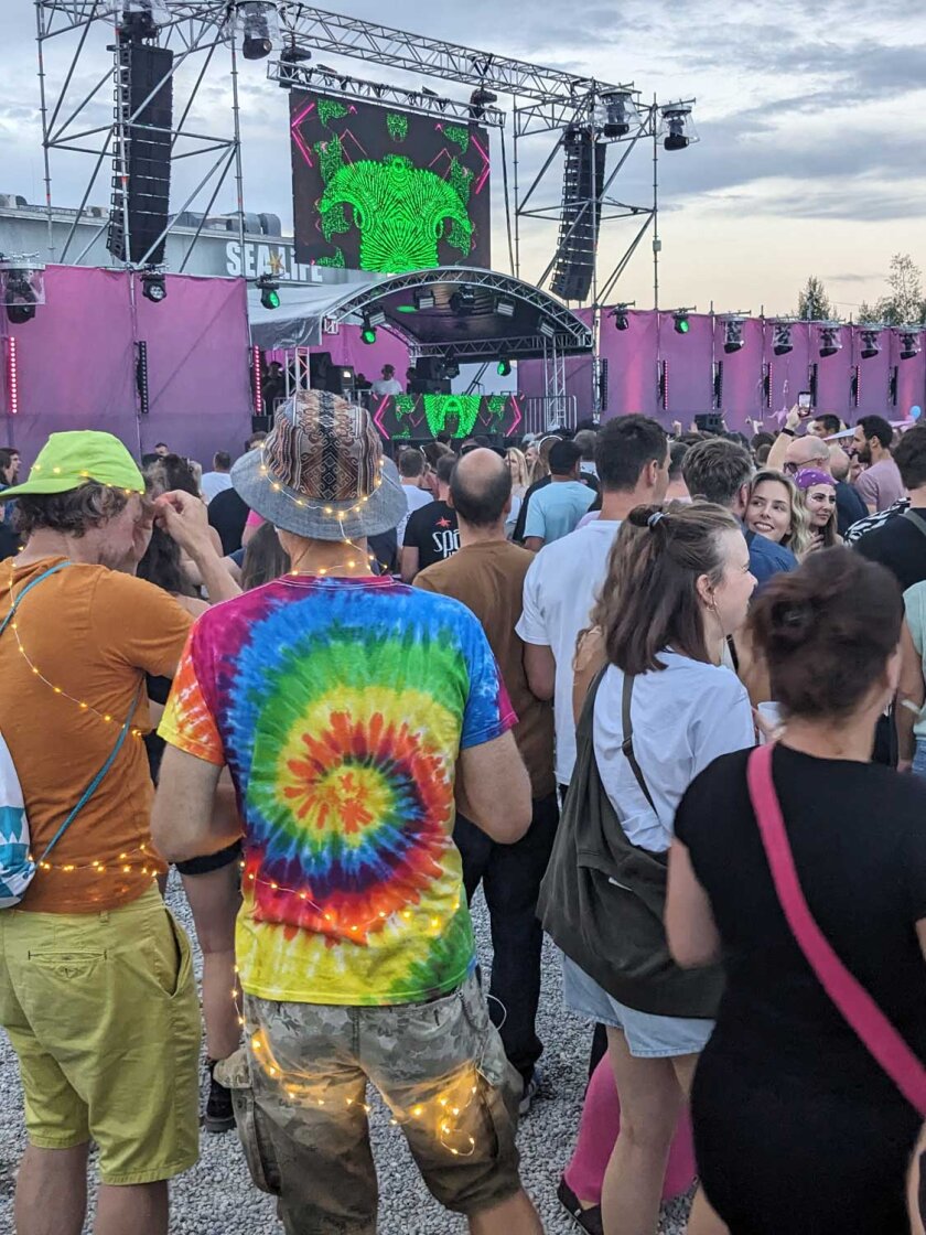 Techno-Legenden, Elektro-Sternchen, Sommer, Sonne direkt am Bodenseeufer. – Keine Beschwerden über die Lightshow.