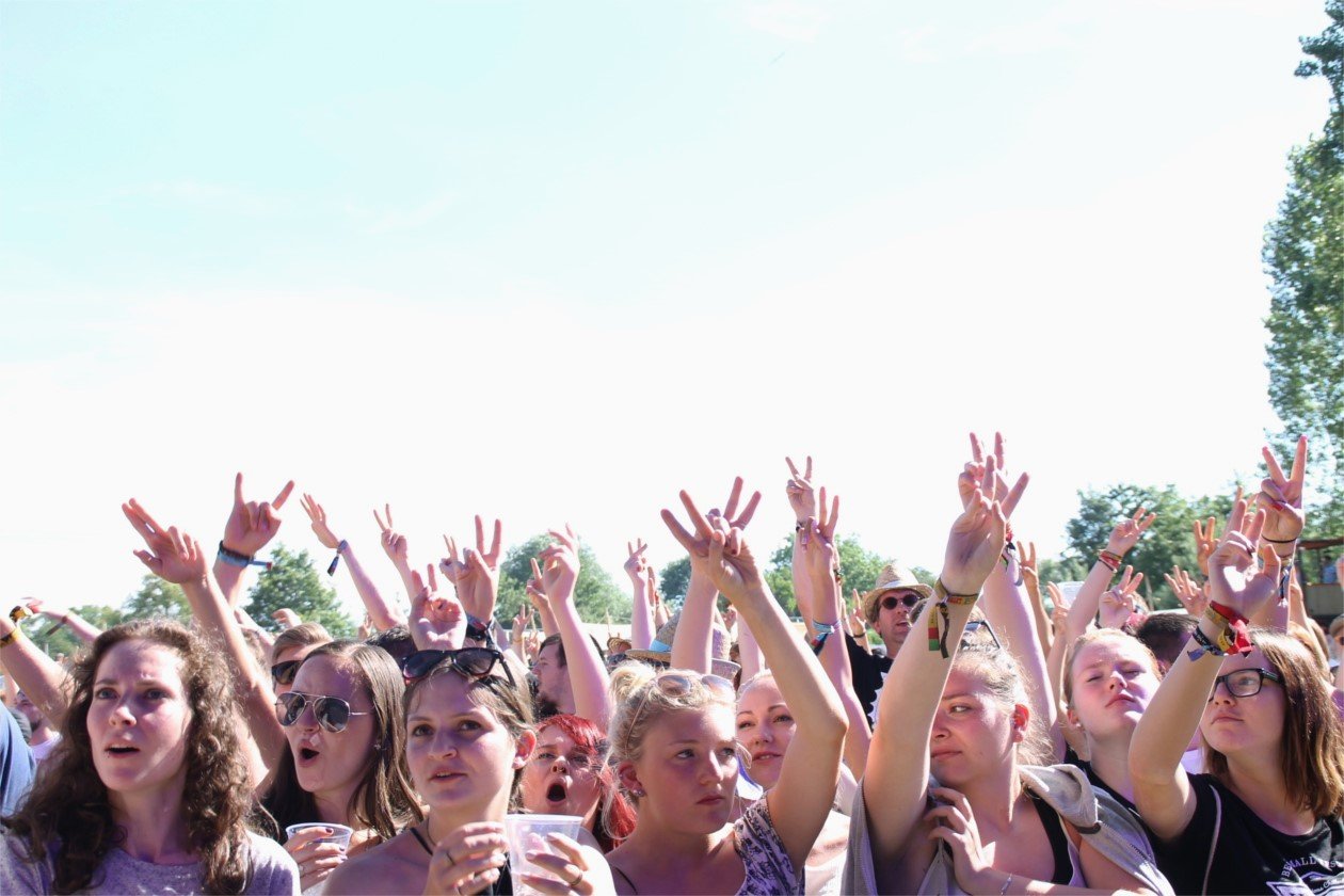 Circle Pits und Kirschbier: Die Fotos aus Straubenhardt. – Happiness am Samstag.