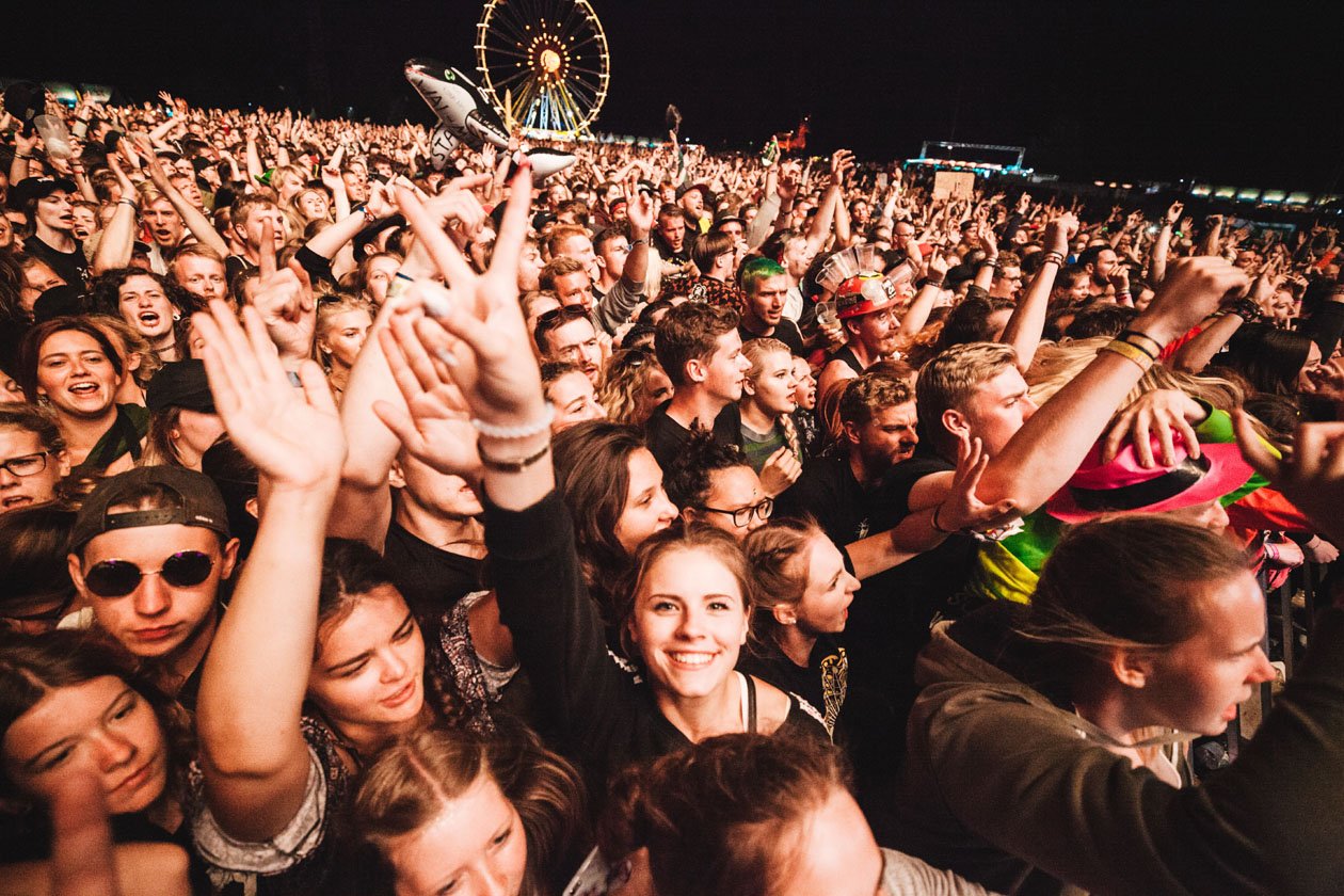 20 Jahre Highfield! Am Freitag musste das Festival wegen starker Unwetter für zweieinhalb Stunden unterbrochen werden, danach gings zum Glück weiter. – Highfield at night.