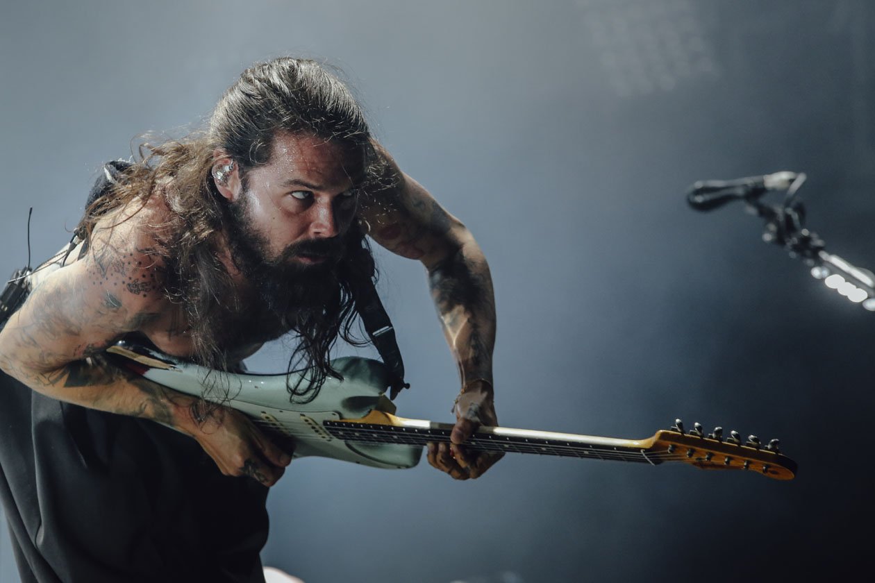 20 Jahre Highfield! Am Freitag musste das Festival wegen starker Unwetter für zweieinhalb Stunden unterbrochen werden, danach gings zum Glück weiter. – Biffy Clyro