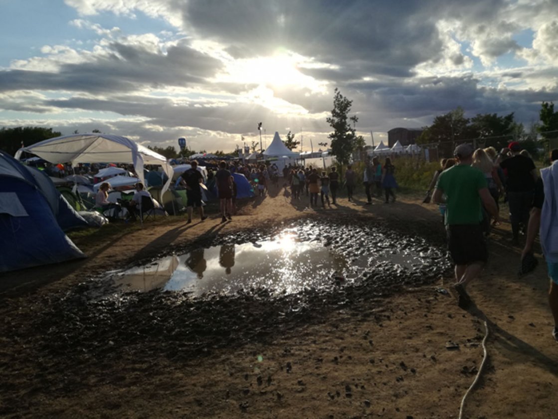 20 Jahre Highfield! Am Freitag musste das Festival wegen starker Unwetter für zweieinhalb Stunden unterbrochen werden, danach gings zum Glück weiter. – Danach ...