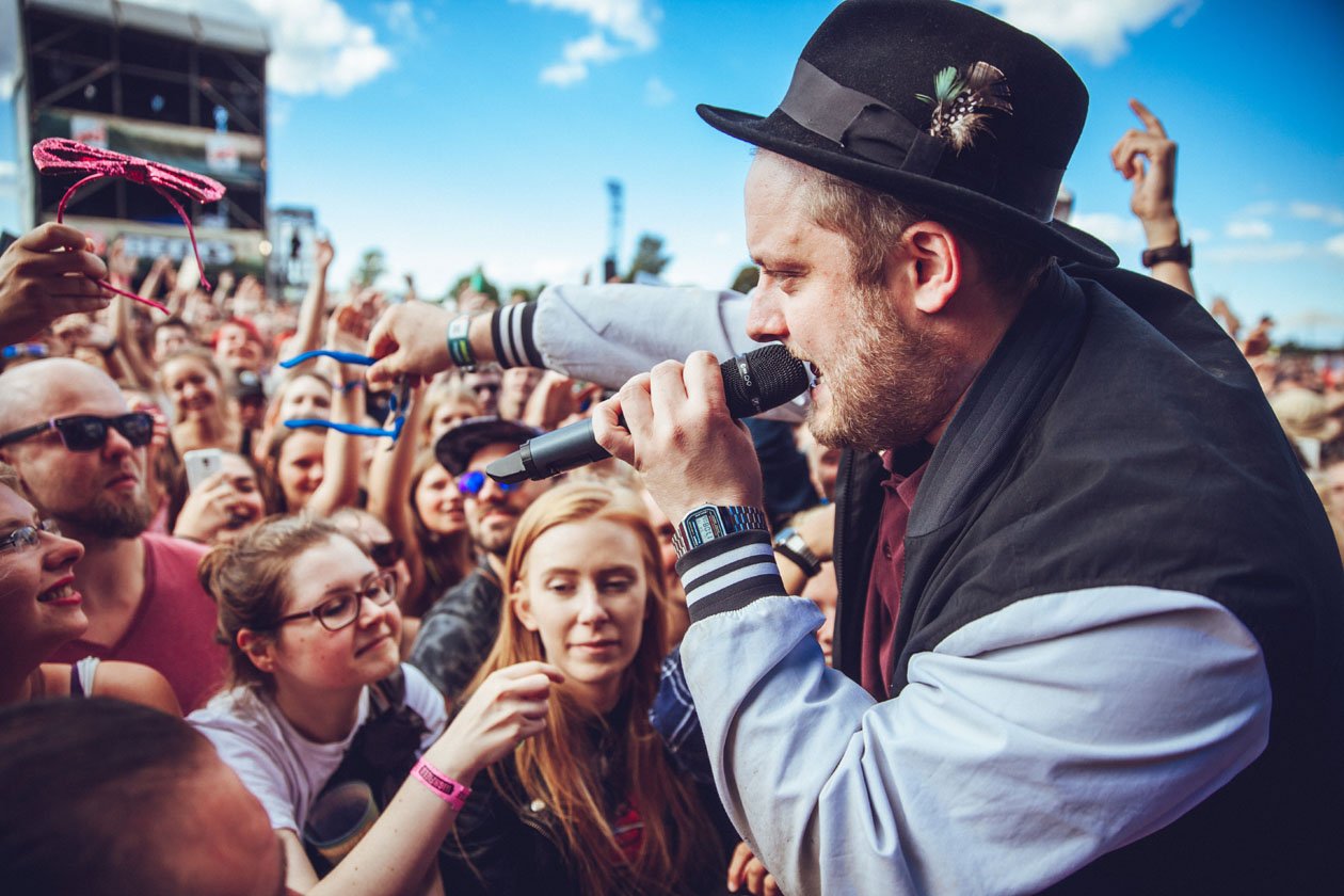 20 Jahre Highfield! Am Freitag musste das Festival wegen starker Unwetter für zweieinhalb Stunden unterbrochen werden, danach gings zum Glück weiter. – Fatoni.