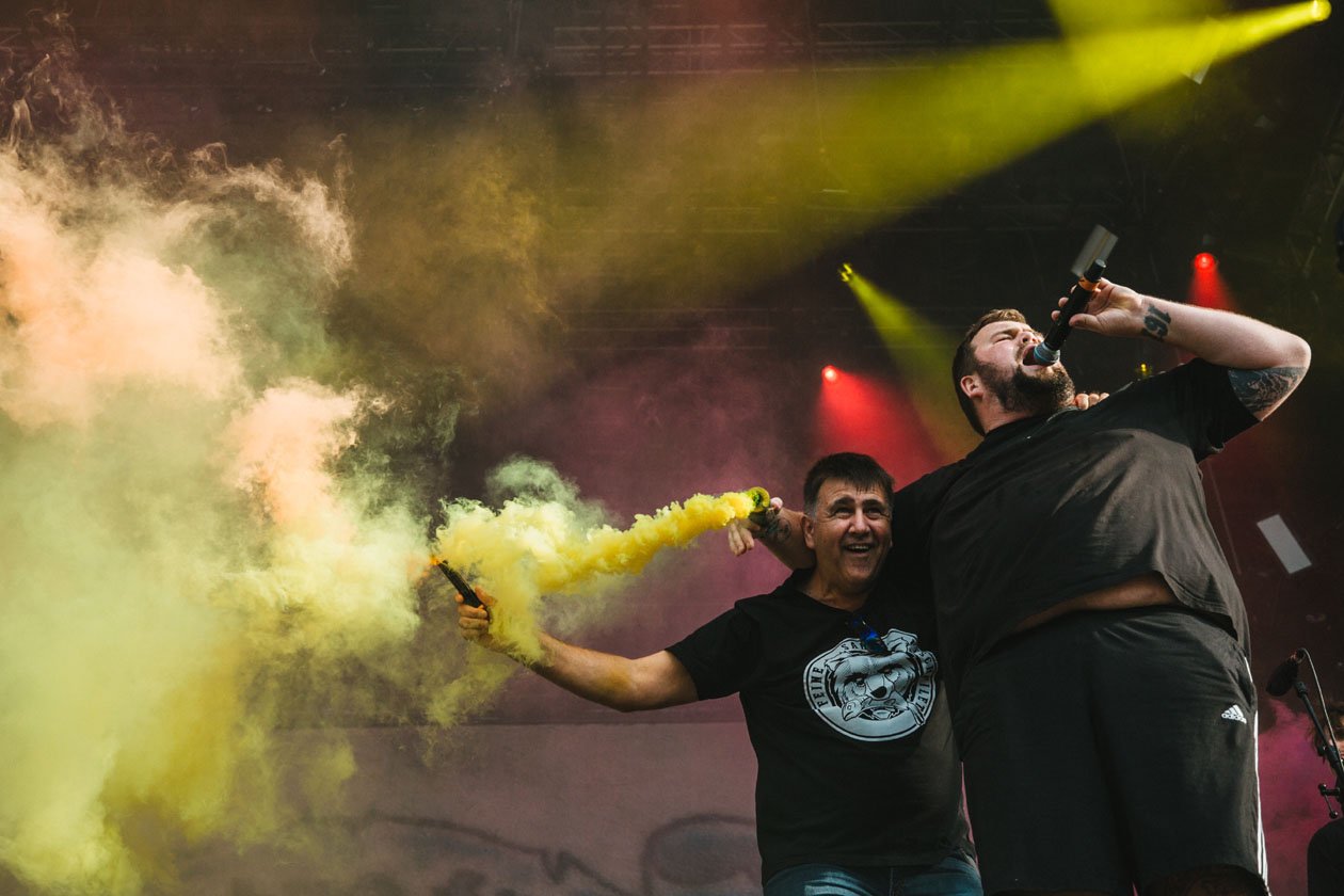 20 Jahre Highfield! Am Freitag musste das Festival wegen starker Unwetter für zweieinhalb Stunden unterbrochen werden, danach gings zum Glück weiter. – Feine Sahne Fischfilet.