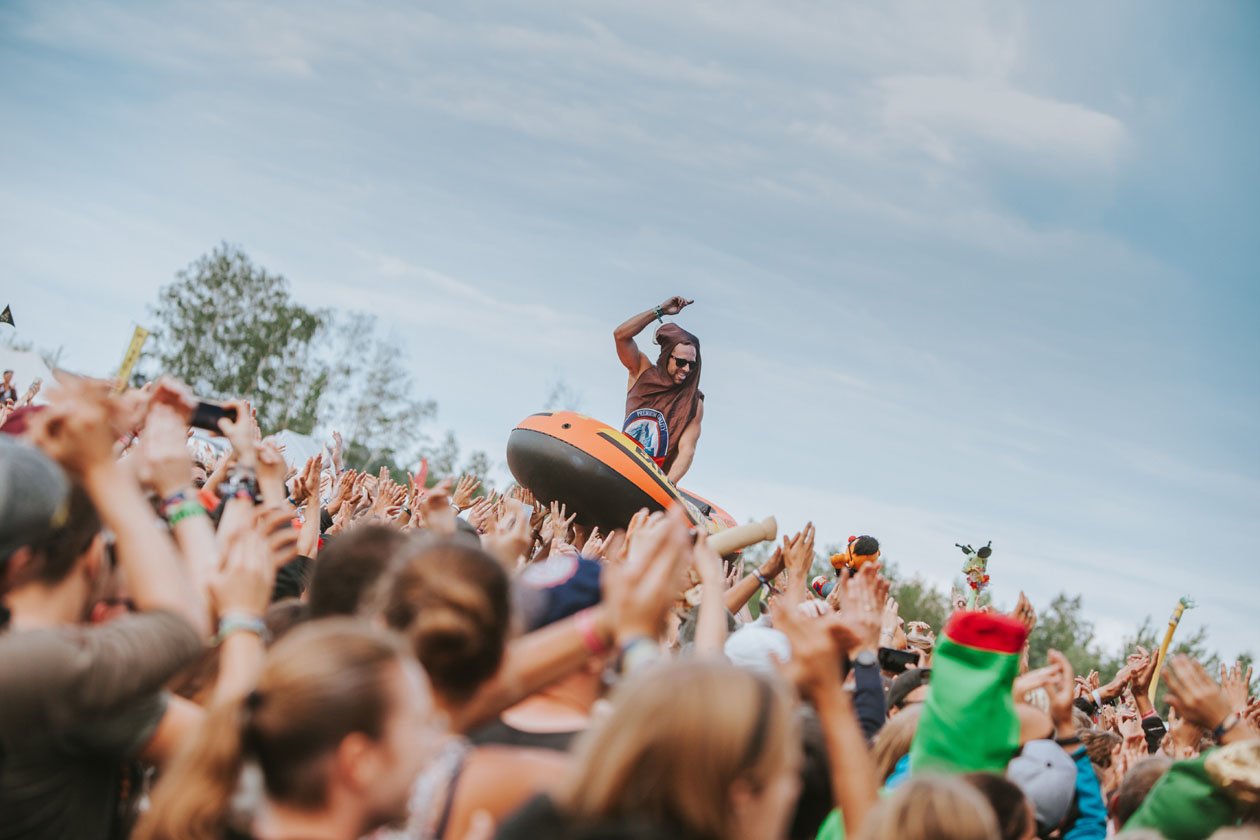 20 Jahre Highfield! Am Freitag musste das Festival wegen starker Unwetter für zweieinhalb Stunden unterbrochen werden, danach gings zum Glück weiter. – Gute Laune allenthalben.