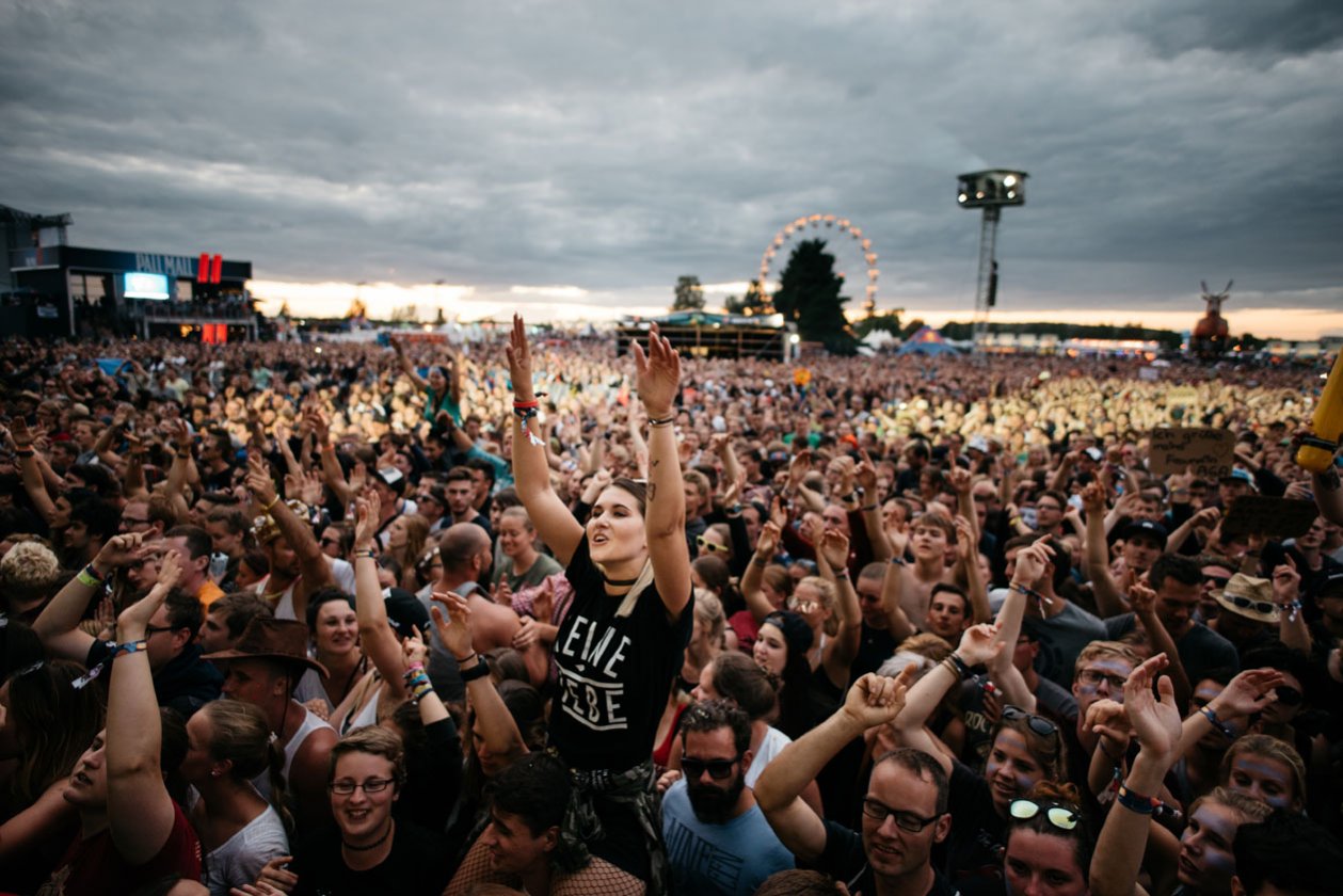 20 Jahre Highfield! Am Freitag musste das Festival wegen starker Unwetter für zweieinhalb Stunden unterbrochen werden, danach gings zum Glück weiter. – Highfield-Fans.