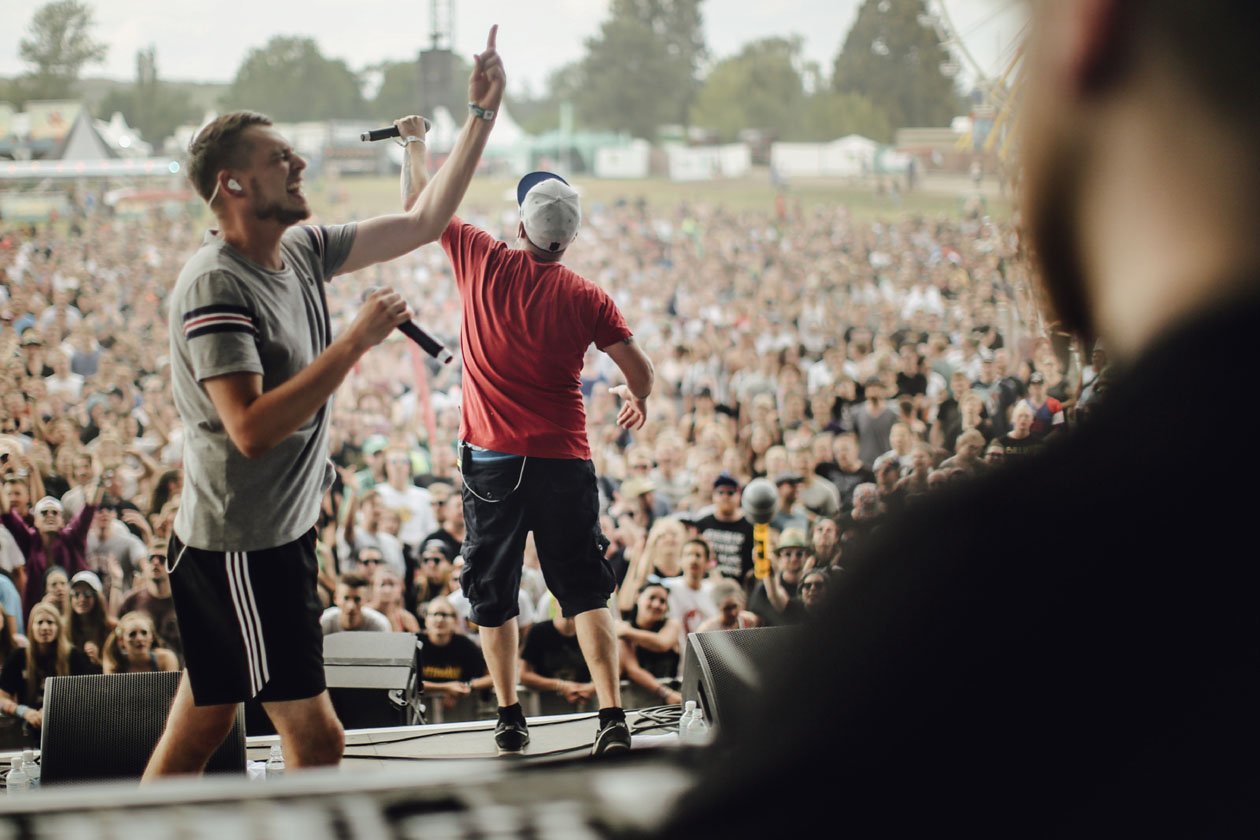 20 Jahre Highfield! Am Freitag musste das Festival wegen starker Unwetter für zweieinhalb Stunden unterbrochen werden, danach gings zum Glück weiter. – Neonschwarz.