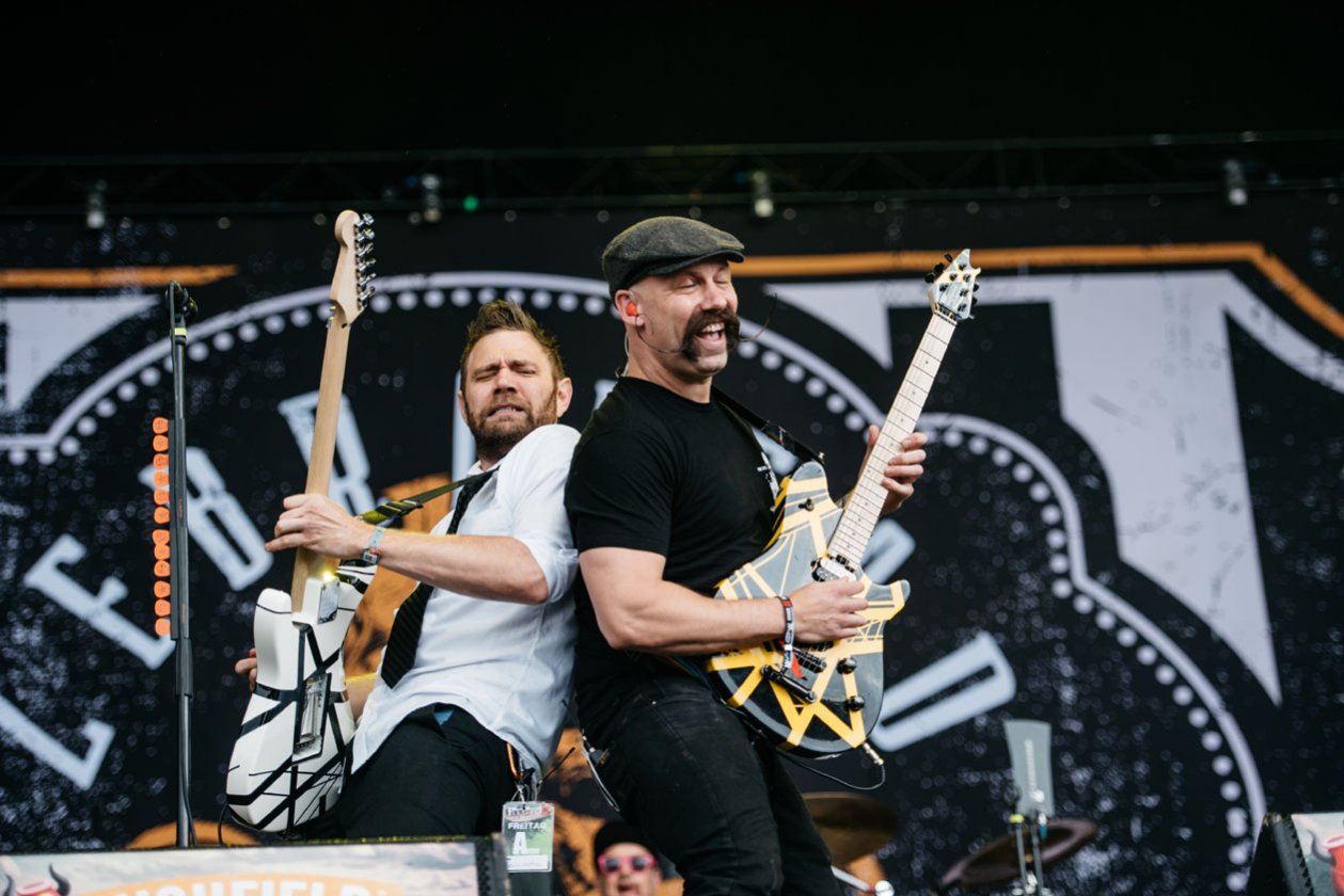 20 Jahre Highfield! Am Freitag musste das Festival wegen starker Unwetter für zweieinhalb Stunden unterbrochen werden, danach gings zum Glück weiter. – Zebrahead.