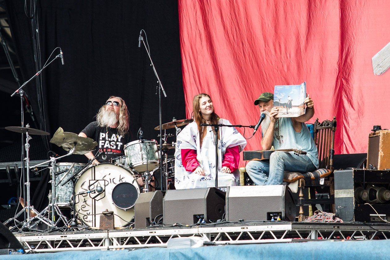 78.000 Fans auf der Sandrennbahn Eichenring! – Auch Seasick Steve holt sich Unterstützung auf die Bühne.