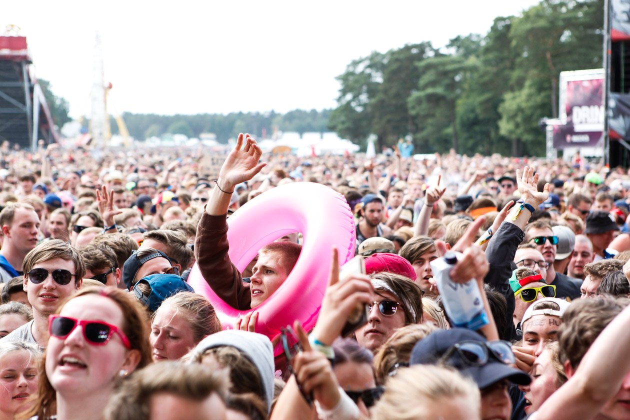 78.000 Fans auf der Sandrennbahn Eichenring! – Es ist rappelvoll.