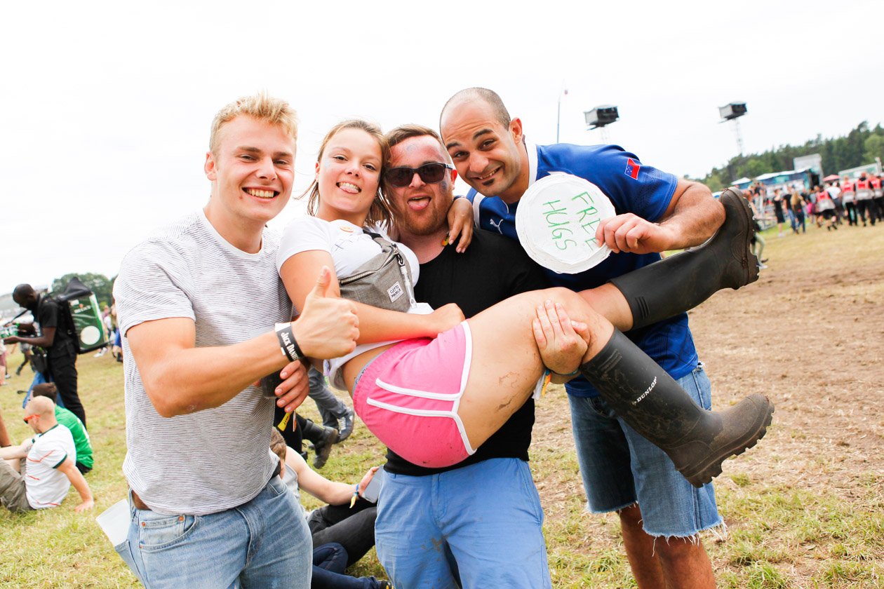 78.000 Fans auf der Sandrennbahn Eichenring! – Free Hugs.