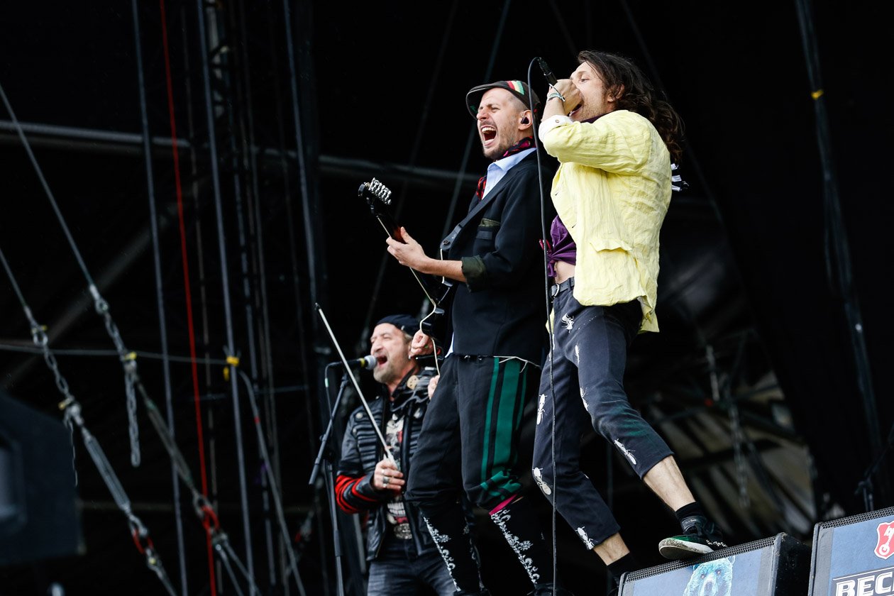 78.000 Fans auf der Sandrennbahn Eichenring! – Gogol Bordello.