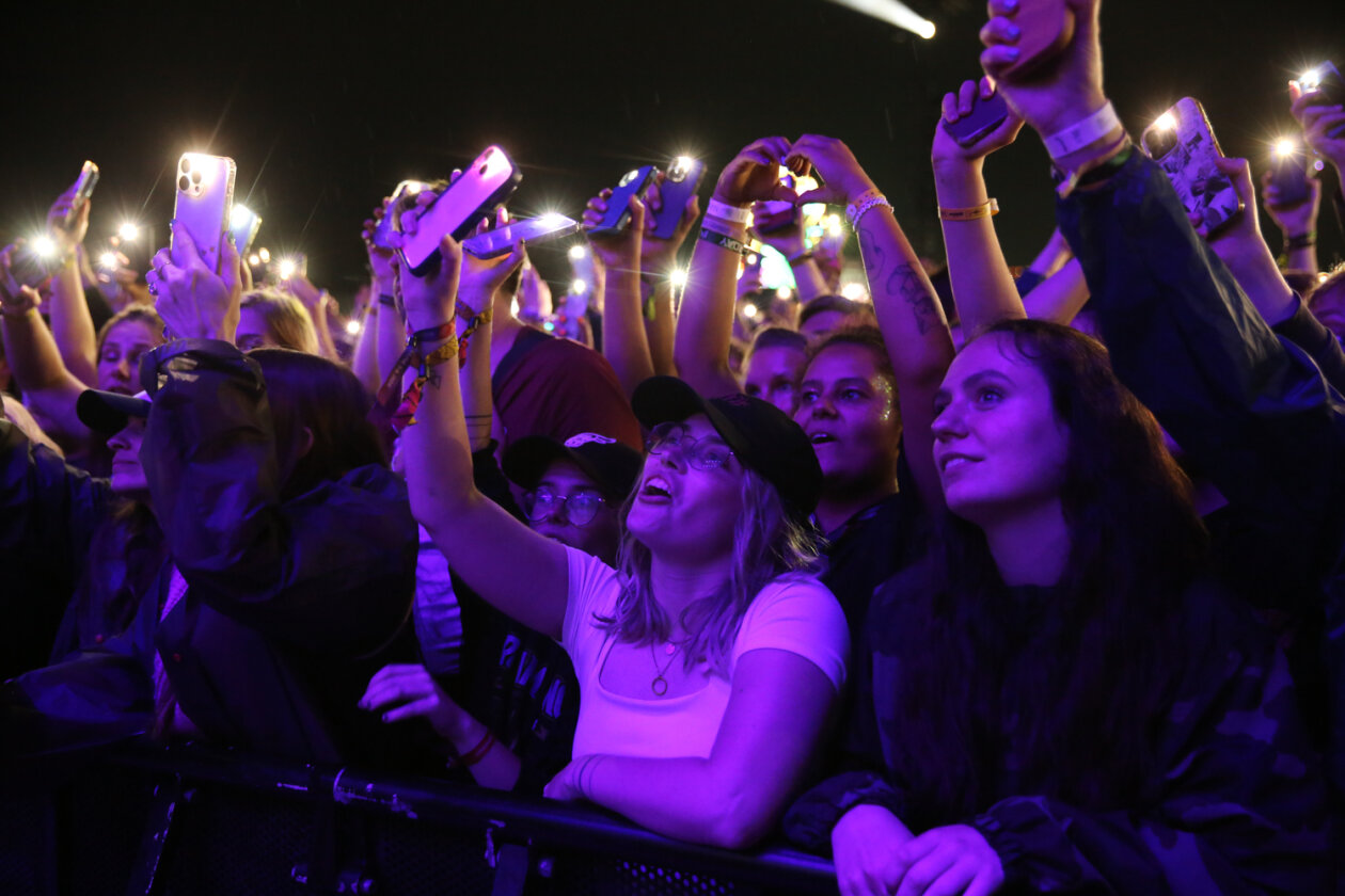 Der Regen zum offiziellen Festivalstart hat sich verzogen. Die Spiele mögen beginnen! – Ed Sheeran-Crowd