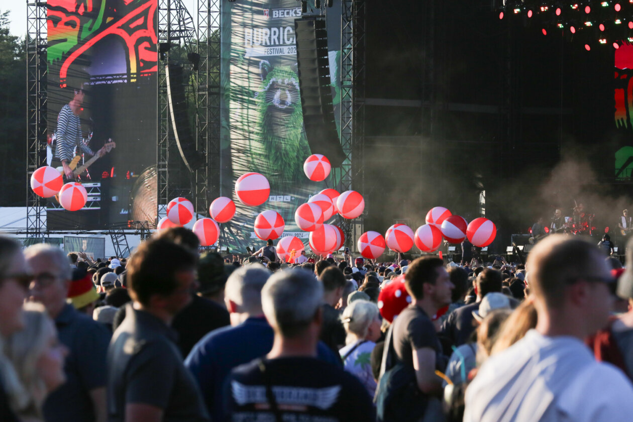 Der Festivaltsonntag ließ die Fans noch einmal ausrasten: Bring Me The Horizon, Deichkind, Feine Sahne Fischfielt, Sum 41, The Offspring u.a. – Bällebad.